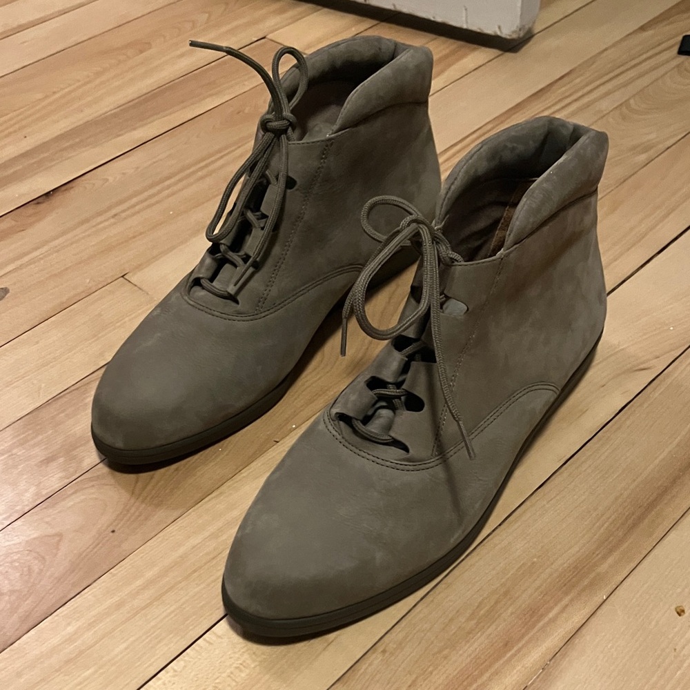 Rockport Light Gray Suede Lace-Up Wedge Ankle Boots - Like New